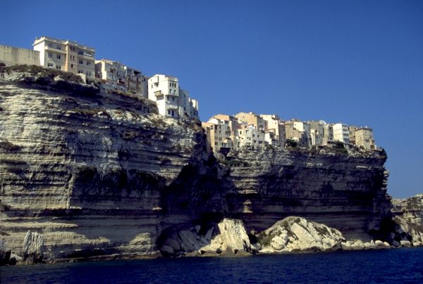 bonifacio.jpg (49119 byte)