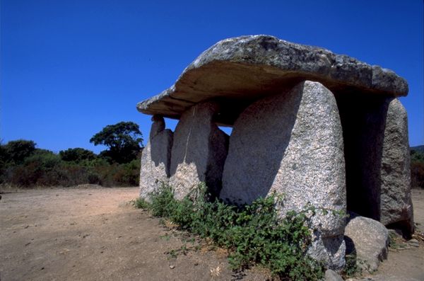 dolmen.jpg (45727 byte)