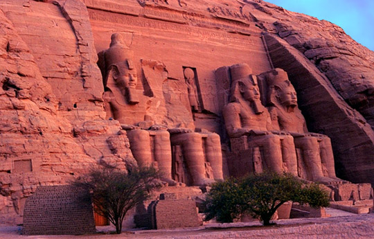 abu simbel.jpg (90603 byte)