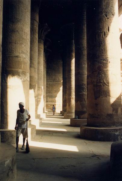 Tra le colonne di un tempio