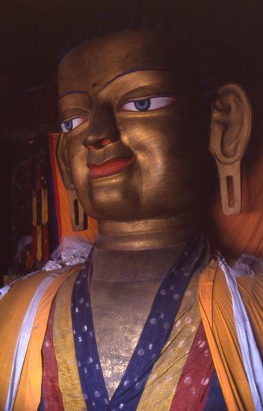 Un enorme statua di Buddha