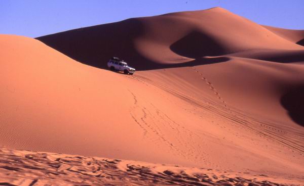 Una jeep tra le dune