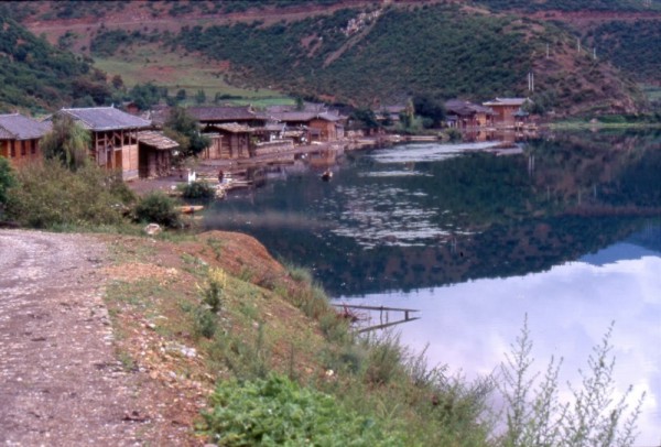 Lago Lugu : Villaggio (71867 bytes)